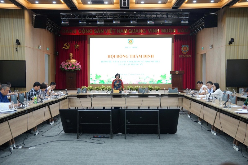 Thứ trưởng Bộ Tư pháp Đặng Hoàng Oanh chủ trì Hội đồng thẩm định dự án Luật sửa đổi, bổ sung một số điều của Luật Hải quan. Ảnh: HQ