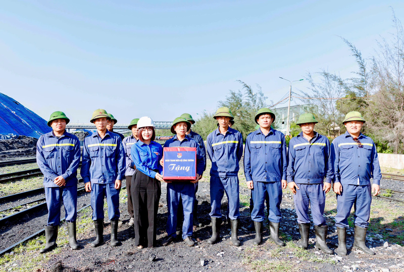 Những phần quà ý nghĩa, thiết thực sẽ là lời động viên sâu sắc tới lực lượng thanh niên công nhân. Ảnh: ML.