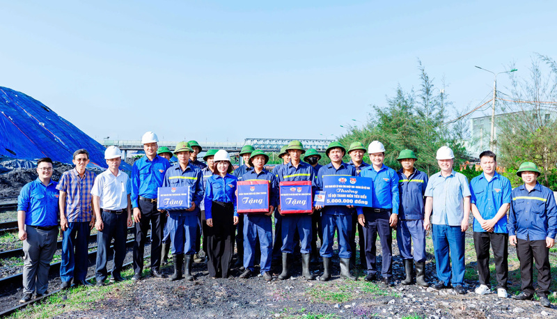 Đoàn thanh niên Bộ Công Thương cũng đã trao quà, động viên lực lượng thanh niên công nhân. Ảnh: ML.