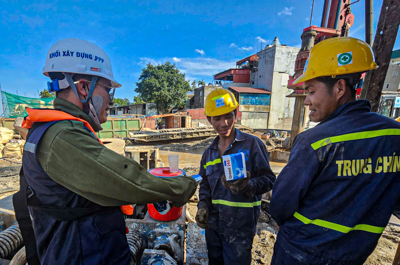 Ban Quản lý dự án cầu Trần Hưng Đạo (Tập đoàn Sun Group) tặng thực phẩm bổ sung, bù điện giải cho công nhân nhà thầu thi công dự án.