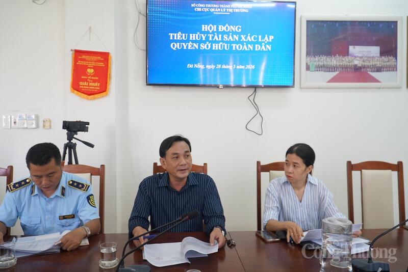 Các thành viên Hội đồng cho ý kiến trước khi mở kho đưa hàng hóa đi tiêu hủy