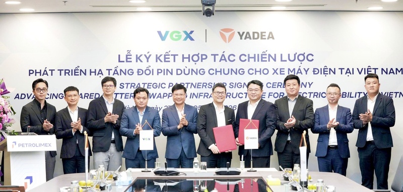Ông Nguyễn Hữu Phước Nguyên – Tổng giám đốc Công ty cổ phần Hạ tầng Năng lượng Xanh Việt Nam (VGX) và Ông Lưu Giai - Tổng giám đốc YADEA Việt Nam ký kết hợp tác với sự chứng kiến của lãnh đạo các bên.