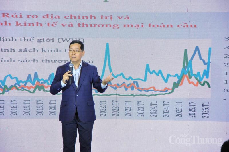 Ông Vũ Thành Tự Anh, Trưởng nhóm nghiên cứu Báo cáo kinh tế thường niên Đồng bằng sông Cửu Long, trình bày báo cáo tại hội nghị.