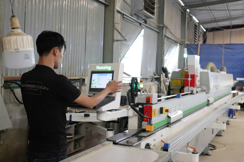 Hoạt động sản xuất, kinh doanh của nhiều doanh nghiệp bị ảnh hưởng bởi áp lực chi phí đầu vào và thiếu nguồn vốn lưu động. Ảnh: Trần Trúc