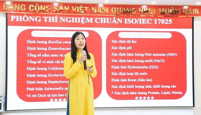 Đại diện Công ty VISSAN giới thiệu năng lực kiểm soát thực phẩm an toàn.