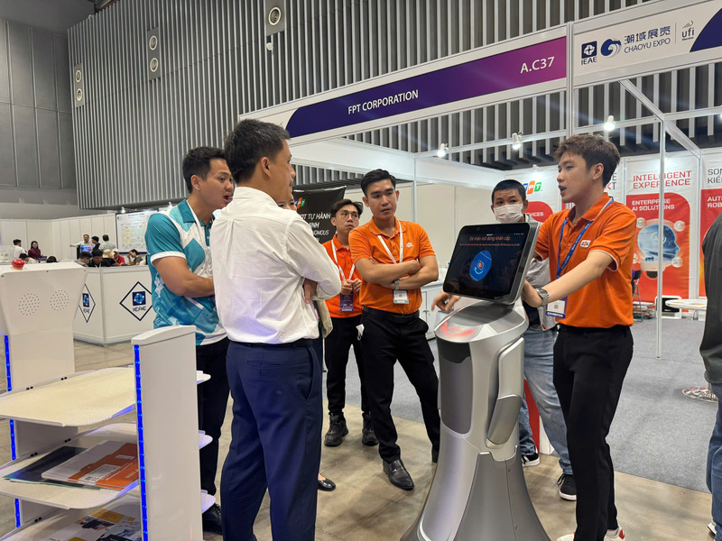 Doanh nghiệp Việt giới thiệu robot thông minh tại triển lãm.