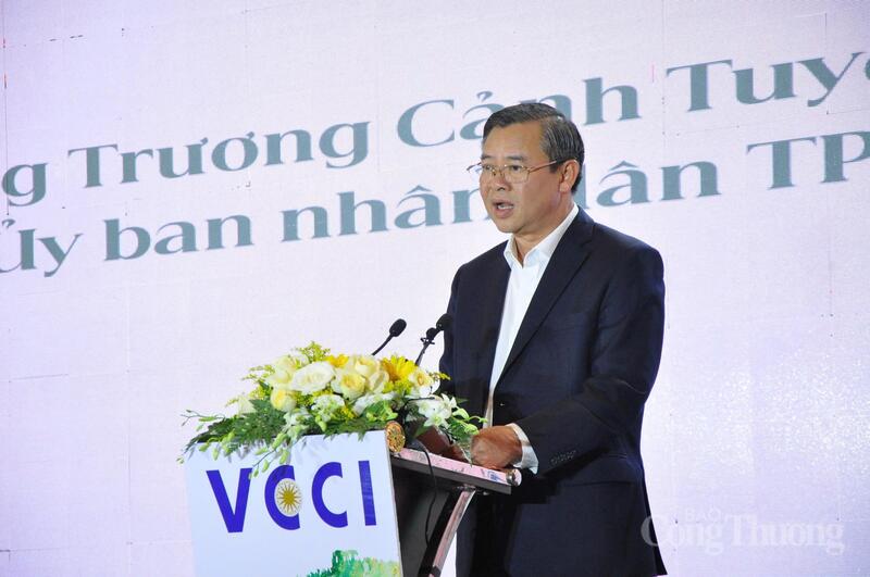 Ông Trương Cảnh Tuyên, Chủ tịch UBND TP. Cần Thơ, phát biểu tại hội nghị. Ảnh: Khánh Ngọc