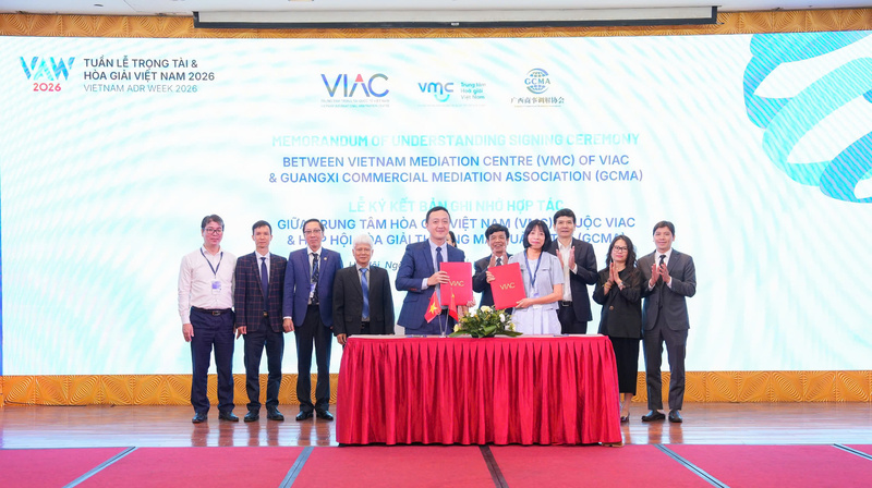 Trong khuôn khổ hội thảo đã diễn ra lễ ký kết Thỏa thuận Hợp tác (MOU) giữa VMC và Hiệp hội Hòa giải Thương mại Quảng Tây (GCMA) tại Việt Nam. Ảnh: NH