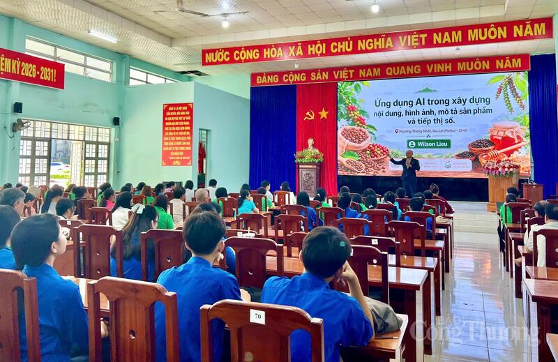 Ông Wilson Lieu, Giám đốc Trung tâm nghiên cứu ứng dụng AI Wilson AI, Chủ tịch Liên minh phát triển năng lực AI Việt Nam giới thiệu các công cụ AI hỗ trợ bán hàng, sáng tạo nội dung và tiếp thị trực tuyến. Ảnh: Nguyễn Thảo