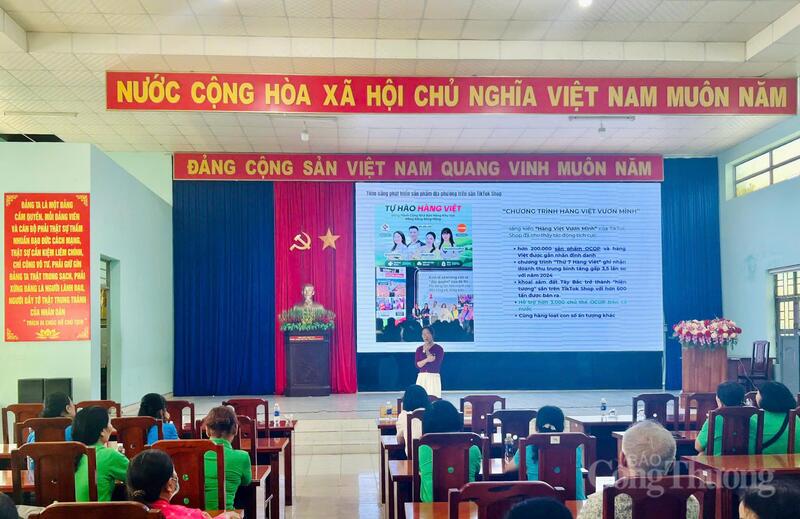 Trong khuôn khổ chương trình, các học viên được hướng dẫn livestream bán hàng trên TikTok Shop, cách xây dựng thương hiệu cá nhân và tương tác với khách hàng trên môi trường số. Ảnh: Nguyễn Thảo