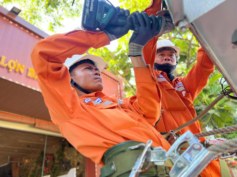 Nắng nóng gay gắt, hệ thống điện miền Trung – Tây Nguyên lập đỉnh tiêu thụ mới, vượt mốc 100 triệu kWh/ngày. Ảnh: Bình An