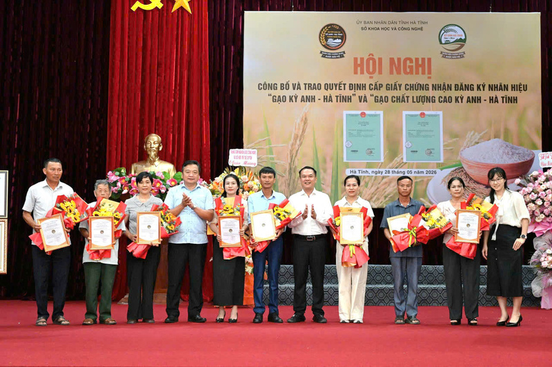 Phó Chủ tịch UBND tỉnh Hồ Huy Thành trao giấy chứng nhận quyền sử dụng nhãn hiệu chứng nhận đợt 1 cho các cơ sở tiêu biểu. Ảnh: Phúc Sơn