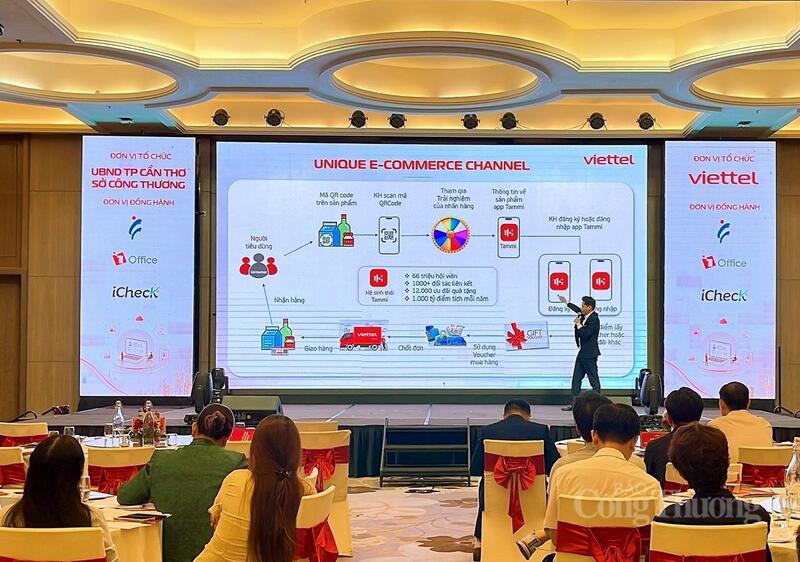 Đại diện Viettel Cần Thơ giới thiệu nhiều giải pháp công nghệ phục vụ công tác quản lý.