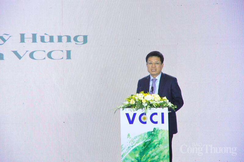 Ông Hồ Sỹ Hùng, Chủ tịch VCCI phát biểu tại hội nghị.