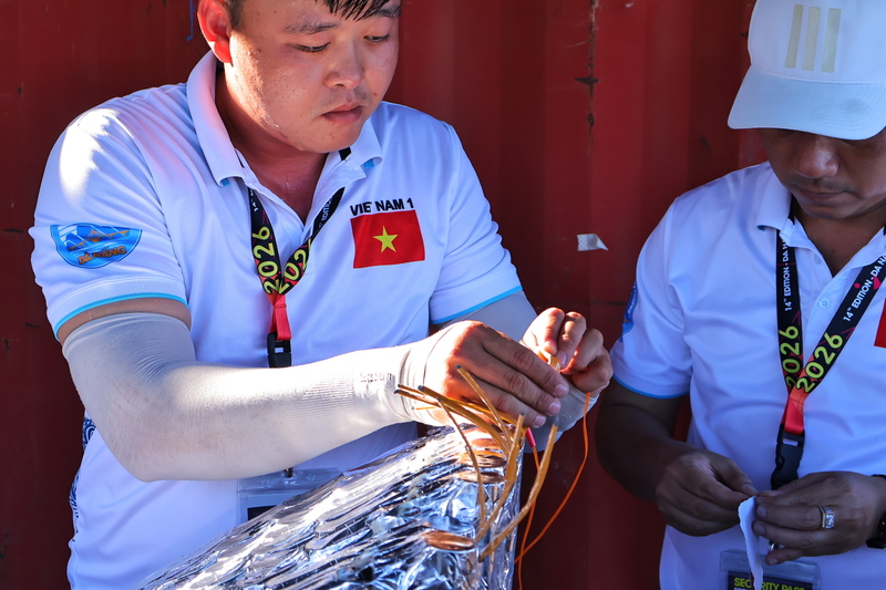 Đến thời điểm hiện tại, đội đã hoàn thiện hơn 70% khối lượng công việc để chuẩn bị cho đêm khai mạc. Ảnh: Diễm Phúc
