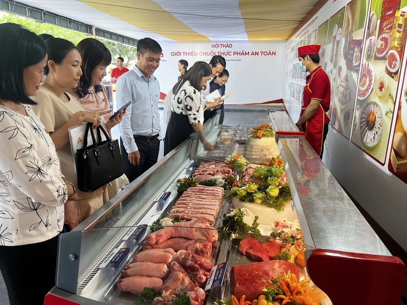 VISSAN giới thiệu thực phẩm an toàn từ nguồn nguyên liệu, sản xuất, chế biến đến phân phối. Ảnh Phương Hoa.