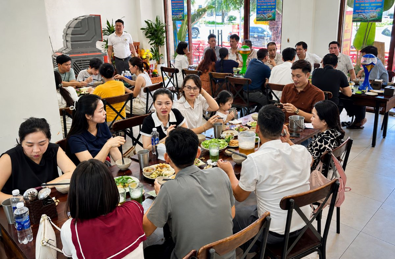 Dù không phải ngày cuối tuần, nhà hàng của anh Hải Anh vẫn đông nghịt.