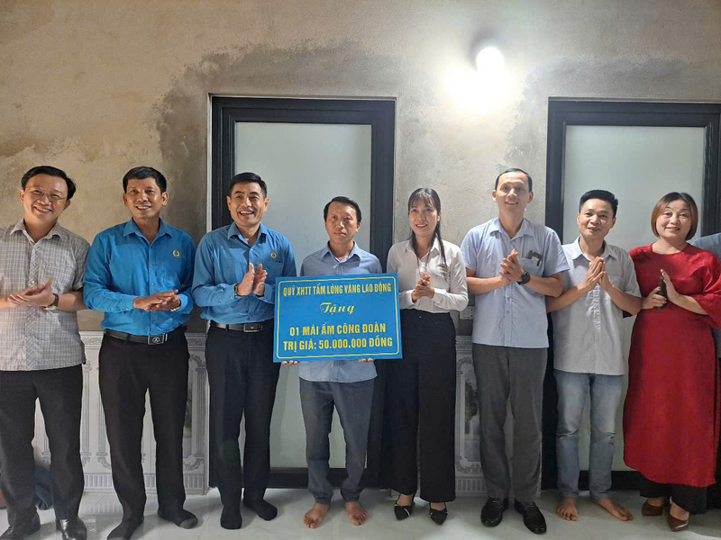 Lãnh đạo Liên đoàn Lao động tỉnh Điện Biên trao tặng biển tượng trưng hỗ trợ kinh phí xây dựng nhà "Mái ấm Công đoàn" cho gia đình đoàn viên vùng cao có hoàn cảnh đặc biệt khó khăn.
