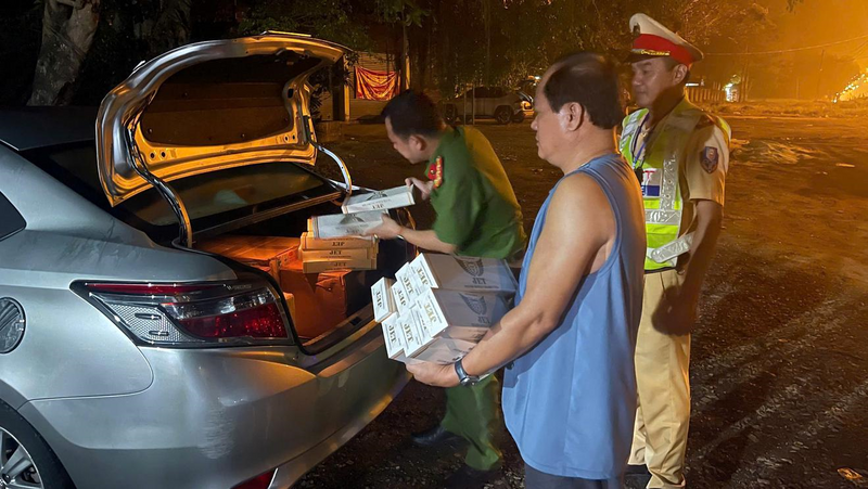 Cơ quan công an kiểm tra phương tiện, phát hiện hàng nghìn bao thuốc lá nhập lậu được cất giấu trên ô tô do Đặng Hữu Tảo điều khiển taị TP Huế. Ảnh: PB