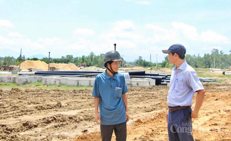 Theo ông Thông, dù diện tích đất tái định cư có thể nhỏ hơn nơi ở cũ nhưng đổi lại điều kiện sống hiện đại và thuận lợi hơn. Việc bốc thăm vị trí lô đất cũng được tổ chức công khai, minh bạch nên người dân rất yên tâm. Gia đình ông được bố trí lô số 10 tại khu tái định cư mới.