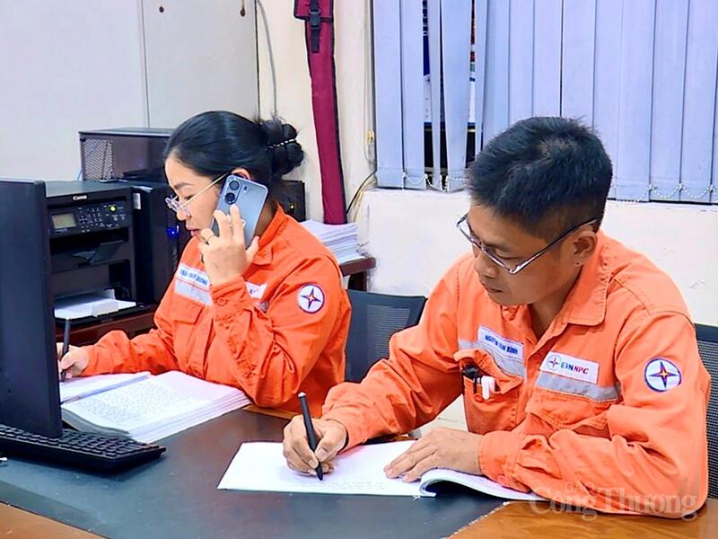 Trong những ngày nắng nóng gay gắt kéo dài tại phòng trực vận hành của Điện lực Hạc Thành, Công ty Điện lực Thanh Hóa, điện thoại đường dây nóng vẫn liên tục đổ chuông. Mỗi cuộc gọi là một phản ánh về sự cố điện, nhảy aptomat hay tình trạng điện áp bất thường cần được xử lý khẩn trương trong bối cảnh nhu cầu sử dụng điện tăng cao do nắng nóng kéo dài.