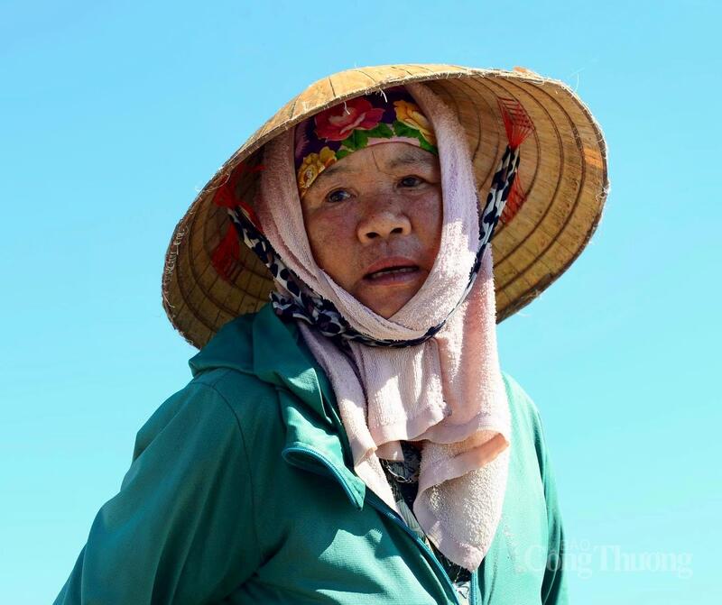 Untuk mengatasi terik matahari, para pekerja garam harus mengenakan pakaian berlapis-lapis, memakai topi bertepi lebar, masker wajah, sepatu bot, atau membungkus beberapa lapis kain di sekitar kaki mereka. Meskipun demikian, banyak yang masih menderita sengatan matahari dan kelelahan setelah berjam-jam bekerja di luar ruangan. (Foto: Quoc Anh)