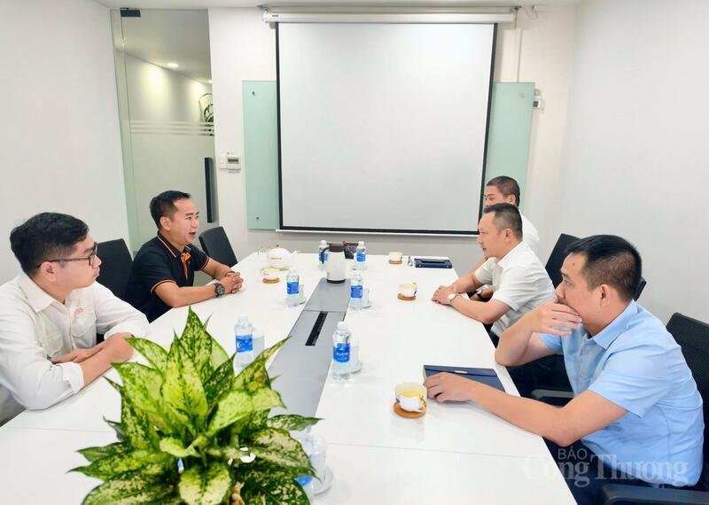 Theo Công ty Điện lực Thanh Hoá, những ngày cuối tháng 5/2026, phụ tải điện toàn tỉnh liên tục lập đỉnh mới do ảnh hưởng của nắng nóng gay gắt kéo dài. Riêng ngày 24/5, phụ tải cực đại toàn tỉnh đạt gần 1.750MW, sản lượng điện tiêu thụ vượt 32,5 triệu kWh, tăng gần 28% so với cùng kỳ năm trước.