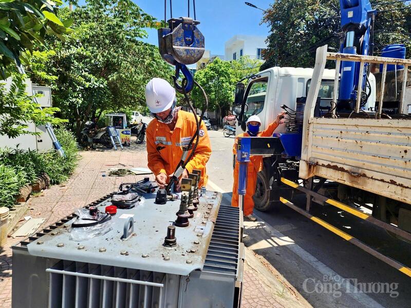 Dưới thời tiết nắng gay gắt, mặt đường nhựa trên tuyến đường ở Thanh Hoá hắt lên hơi nóng bỏng rát. Ngoài trời hơn 40 độ C, không khí oi nồng như phủ kín mọi con phố. Thế nhưng trên chiếc xe chuyên dụng của điện lực thành phố, nhóm công nhân vẫn tất bật di chuyển đến điểm kiểm tra một trạm biến áp đang có dấu hiệu quá tải.