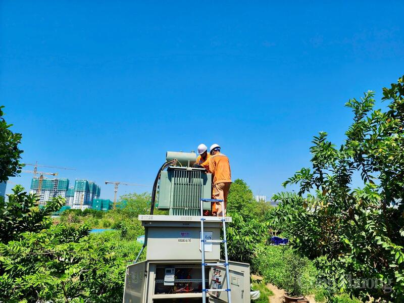 Những người thợ điện phải liên tục làm việc trên cột cao, trong các tủ điện, trạm biến áp và dọc các tuyến đường dây để kịp thời phát hiện, xử lý các nguy cơ gây sự cố. Mồ hôi thấm đẫm màu áo cam nhưng các tổ công tác vẫn tập trung cao độ trong từng thao tác kỹ thuật nhằm bảo đảm an toàn cho người và thiết bị, hạn chế thấp nhất tình trạng gián đoạn cung cấp điện cho khách hàng.