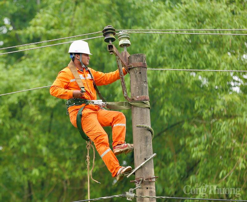 Trong những ngày này, lực lượng công nhân ngành điện Thanh Hóa cũng đang “căng mình” bám lưới giữ ổn định cho dòng điện. Ảnh: Quốc Anh