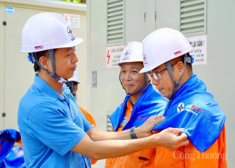 Biết được sự vất vả của công nhân đang làm việc ngoài trời nắng nóng, ông Nguyễn Ngọc Lương - Phó Chủ tịch Công đoàn EVNNPC, đã có mặt thăm hỏi, động viên. “Những ngày nắng nóng cực điểm, áp lực công việc của anh em công nhân điện lực tăng rất cao. Dù thời tiết khắc nghiệt, vẫn phải bám hiện trường để kiểm tra lưới điện, xử lý sự cố, bảo đảm dòng điện ổn định phục vụ người dân và doanh nghiệp. Ngoài ra, cũng đề nghị các đơn vị tăng cường nước uống, đồ bảo hộ và các biện pháp chống nắng nóng để bảo đảm sức khỏe cho công nhân khi làm nhiệm vụ ngoài hiện trường”, ông Lương cho hay.