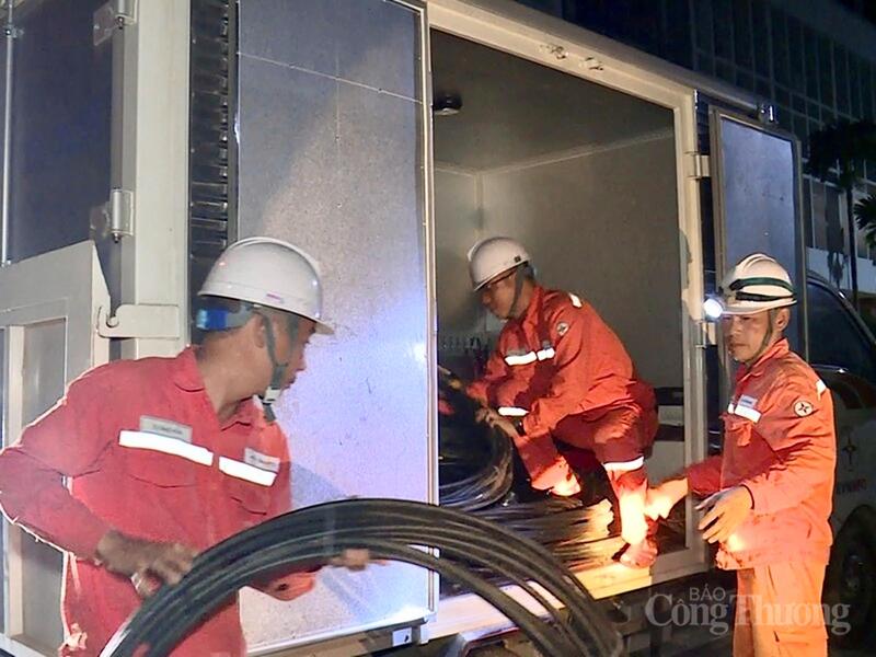 22 giờ đêm, khi nhiều gia đình đã chìm vào giấc ngủ, chuông điện thoại tại phòng trực vận hành lại vang lên liên tục. Một khu dân cư ở trung tâm Thanh Hoá xuất hiện sự cố mất điện cục bộ do phụ tải tăng đột biến.