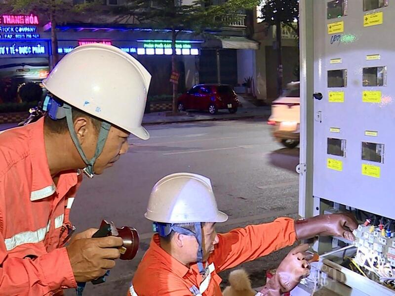 Chỉ vài phút sau cuộc gọi, tổ trực nhanh chóng mặc đồ bảo hộ, kiểm tra thiết bị rồi lên xe lao vào màn đêm. Ánh đèn pin loang loáng giữa những cột điện, tiếng bộ đàm trao đổi liên tục phá tan không khí yên tĩnh của đêm khuya.