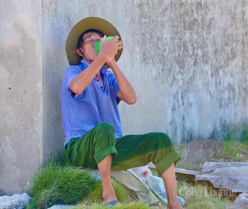 Menurut Bapak Thuan, produksi garam di komune Hoa Loc telah ada selama ratusan tahun. Daerah ini juga merupakan salah satu ladang garam terbesar dan salah satu dari sedikit daerah penghasil garam tradisional yang tersisa di provinsi Thanh Hoa. Produksi garam sepenuhnya bergantung pada cuaca. Hanya satu kali hujan yang tidak sesuai musim dapat menghanyutkan seluruh hasil kerja seharian. Foto: Quoc Anh
