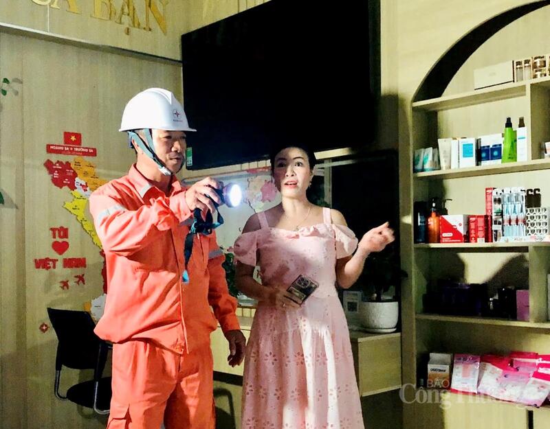 Sự tận tụy của cán bộ điện lực đã giúp nhiều hộ dân yên tâm hơn trong mùa nắng nóng. “Sau những lần sự cố mất điện, tôi gọi tổng đài điện lực thì chỉ sau thời gian ngắn, các anh đã đến xử lý rất nhanh chóng, nhiệt tình nên chúng tôi rất yên tâm”, chị Đồng Thị Dung (phường Hạc Thành) chia sẻ.