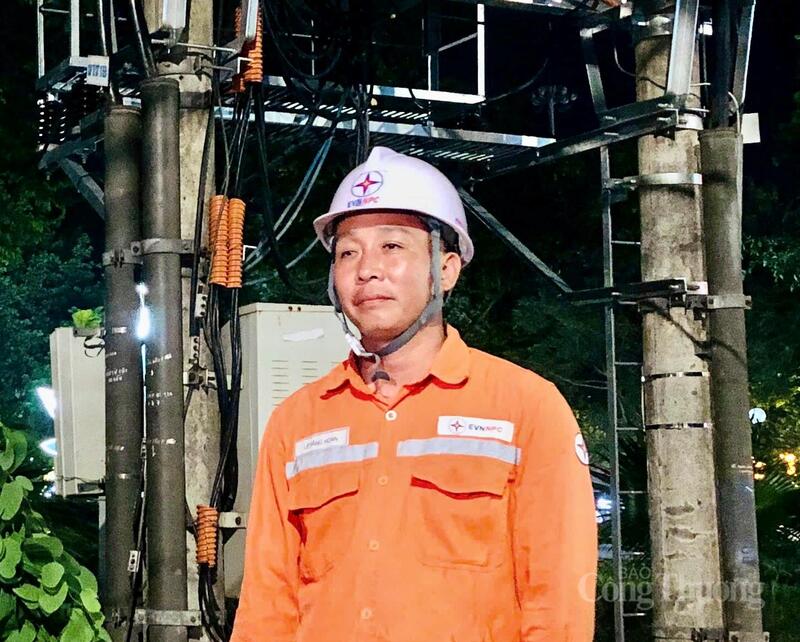 Anh Lê Đăng Hoan - Tổ phó Tổ Quản lý tổng hợp Điện lực Hạc Thành chia sẻ: “Những ngày nắng nóng, nhu cầu sử dụng điện tăng mạnh nên anh em công nhân luôn trong trạng thái sẵn sàng xử lý sự cố bất cứ thời điểm nào. Dù làm việc ngày hay đêm, chúng tôi đều cố gắng khắc phục nhanh nhất để đảm bảo nguồn điện ổn định phục vụ khách hàng”.