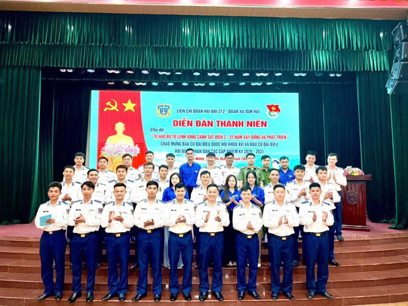Liên chi đoàn Hải đội 212 tổ chức Diễn đàn thanh niên, hoạt động thương xuyên của đơn vị để giáo dục truyền thống cho cán bộ, chiến sĩ. Ảnh: Tuấn Anh