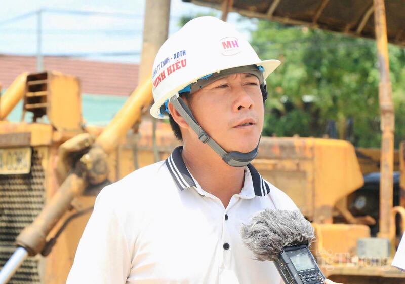 “Hiện công trường bố trí khoảng 6 máy đào, 3 máy ủi cùng 5 xe ben hoạt động liên tục. Chúng tôi tổ chức tăng ca, thi công cả ban đêm nhằm đáp ứng yêu cầu tiến độ của chủ đầu tư”, anh Trà nói.