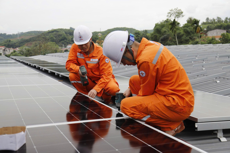Đẩy mạnh tuyên truyền, khuyến khích khách hàng đầu tư lắp đặt điện mặt trời mái nhà.
