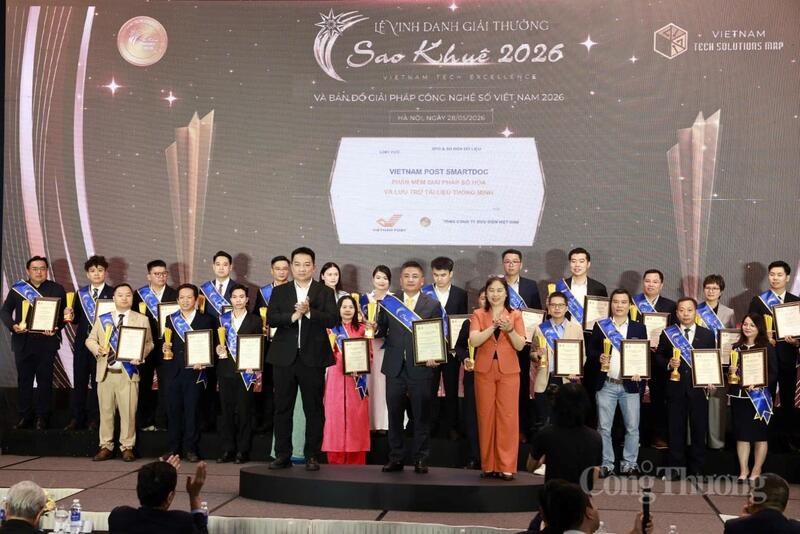 Đại diện Bưu điện Việt Nam nhận giải thưởng