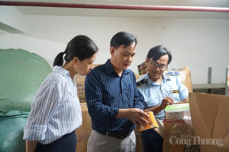 Các thành viên Hội đồng tiếp nhận tang vật vi phạm, kiểm đếm trước khi đưa đi tiêu hủy