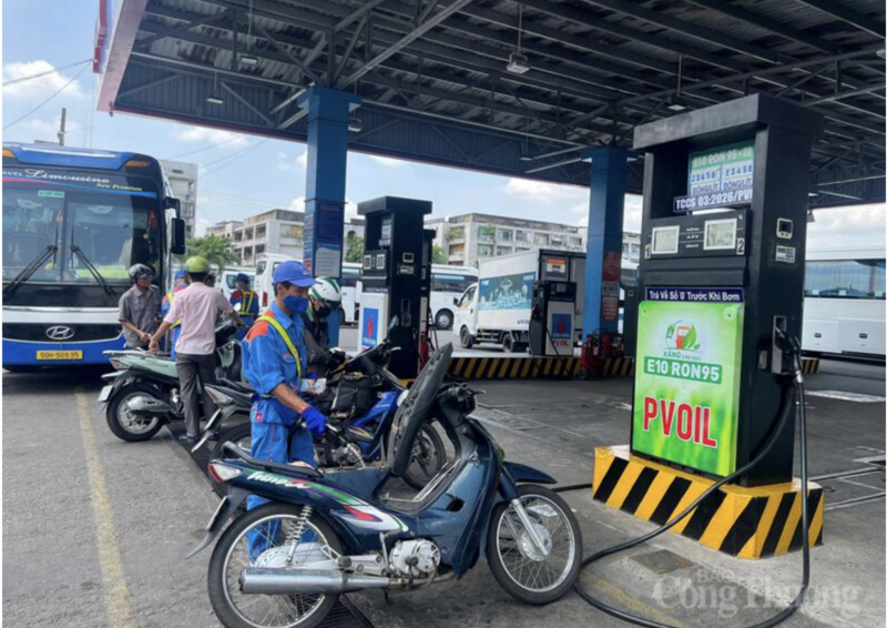Người dân TP. Hồ Chí Minh đổ xăng E10 tại hệ thống cây xăng PVOIL. Ảnh: Cẩm An