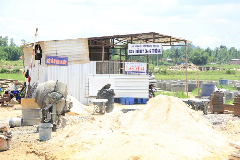 Ghi nhận tại khu tái định cư Kiên Long, khu tái định cư này có diện tích khoảng 10,1 ha, gồm 3 khu công viên cùng khoảng 60 lô tái định cư, đáp ứng nhu cầu cho khoảng 270 hộ dân. Hiện đơn vị thi công đang tập trung hoàn thiện hệ thống thoát nước sinh hoạt, thoát nước mưa; hạng mục điện đã đạt khoảng 70% khối lượng công việc.