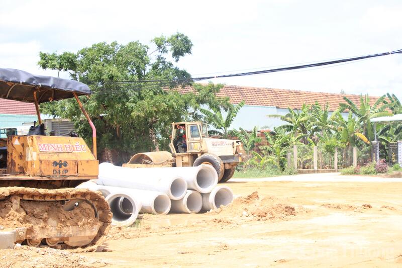 Theo ông Dũng, trong quá trình triển khai vẫn còn một số khó khăn liên quan đến tranh chấp đất đai. Tuy nhiên, địa phương đã tăng cường tuyên truyền, vận động để người dân đồng thuận với chủ trương chung, tạo điều kiện cho dự án triển khai đúng tiến độ. Địa phương cũng xây dựng phương án hỗ trợ cụ thể đối với các hộ dân khó khăn sau khi nhận đất tái định cư. “Nếu người dân gặp khó khăn trong việc đào móng, san nền, xã sẽ phối hợp với đơn vị thi công hỗ trợ một phần nhân lực, máy móc. Mục tiêu là phấn đấu đến cuối năm nay các hộ dân đều có nhà mới để ổn định cuộc sống”, ông Dũng nhấn mạnh.