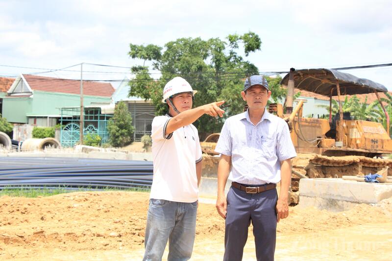 Anh Châu Thanh Trà, Chỉ huy trưởng công trình cho biết, để bảo đảm tiến độ, đơn vị đã huy động khoảng 30-40 công nhân làm việc thường xuyên tại công trường và sẽ tiếp tục tăng cường thêm nhân lực trong thời gian tới.