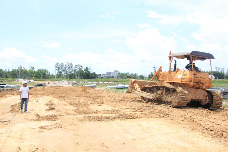 Đến nay, công tác giải phóng mặt bằng và thi công tuyến chính cơ bản đáp ứng yêu cầu đề ra. Trong đó, gói thầu XL.01 (Km0+000 - Km12+000) đã được bàn giao khoảng 90% mặt bằng; các đơn vị thi công huy động hơn 150 nhân sự cùng hơn 120 thiết bị máy móc, triển khai 21 mũi thi công. Đối với gói thầu XL.02 (Km12+000 - Km22+000), tỷ lệ bàn giao mặt bằng đạt khoảng 53%; nhà thầu bố trí gần 100 nhân sự, 90 thiết bị, triển khai 14 mũi thi công trên toàn tuyến.