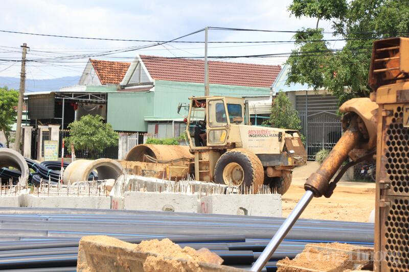 Theo anh Trà, ngoài các hạng mục hạ tầng cơ bản, dự án còn đầu tư đồng bộ hệ thống xử lý nước thải tập trung công suất khoảng 5.000 m³, hệ thống cấp nước sạch, điện ngầm và hạ tầng viễn thông ngầm nhằm bảo đảm mỹ quan cũng như điều kiện sinh hoạt lâu dài cho người dân.
