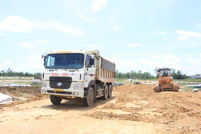Ghi nhận của phóng viên Báo Công Thương tại khu tái định cư Kiên Long thuộc Dự án thành phần 1 cao tốc Quy Nhơn - Pleiku, không khí thi công diễn ra khẩn trương, nhộn nhịp. Nhiều máy móc, phương tiện cơ giới hoạt động liên tục; công nhân chia thành nhiều tổ, đội triển khai đồng loạt các hạng mục san lấp mặt bằng, thi công hệ thống thoát nước, điện và hạ tầng kỹ thuật.