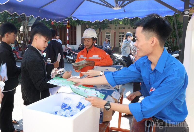Công ty Điện lực Quảng Trị hỗ trợ nước uống miễn phí và động viên các sĩ tử trước kỳ thi