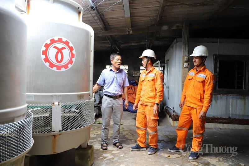 Nhân viên Điện lực Phú Quý tư vấn tiết kiệm điện cho Công ty TNHH Kim Hoa. Ảnh: Thiên Phương